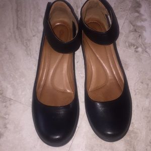 Clarks black leather shoe